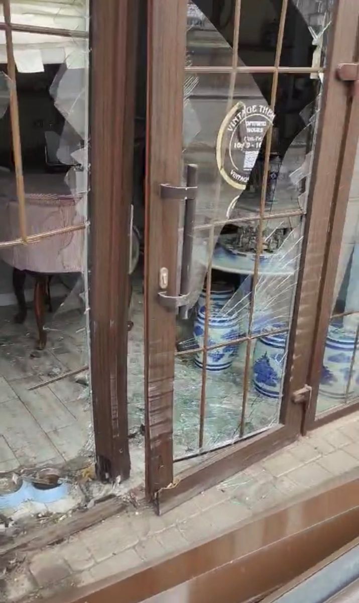 Розбите скління та пошкоджена вхідна група