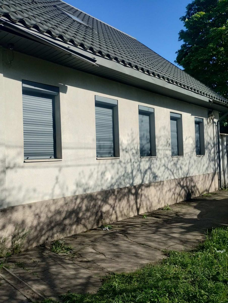 Монтаж алюмінієвих ролетів на вікна у Києві — робота компанії ZAMER